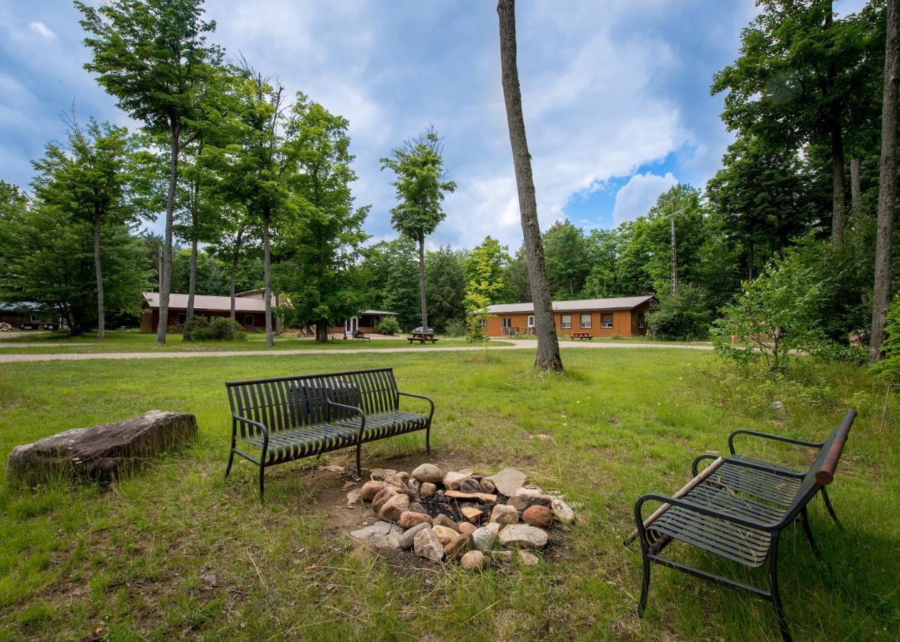 Algonquin Madawaska Lodge Cottage Glamping Cabins المظهر الخارجي الصورة
