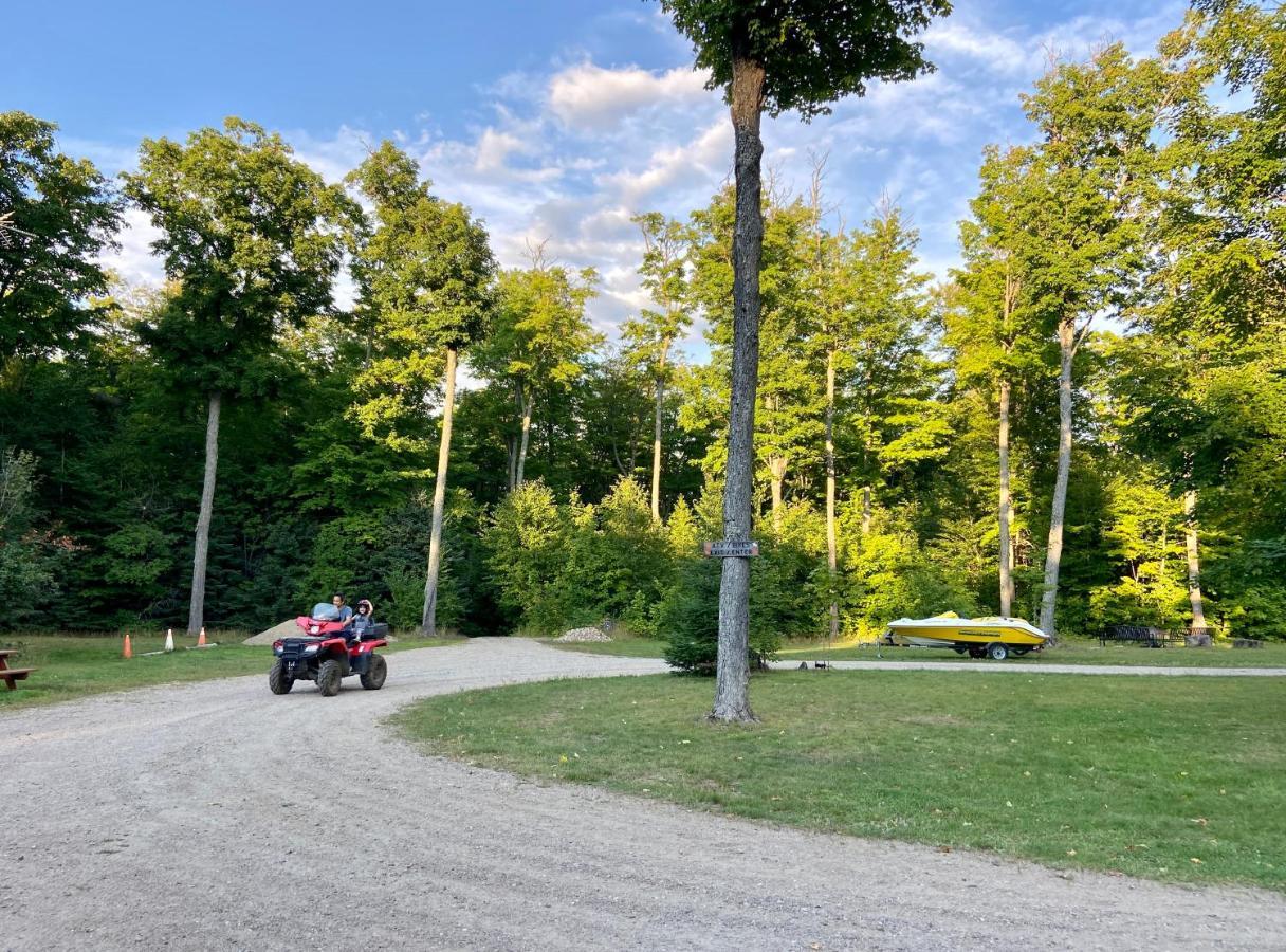 Algonquin Madawaska Lodge Cottage Glamping Cabins المظهر الخارجي الصورة